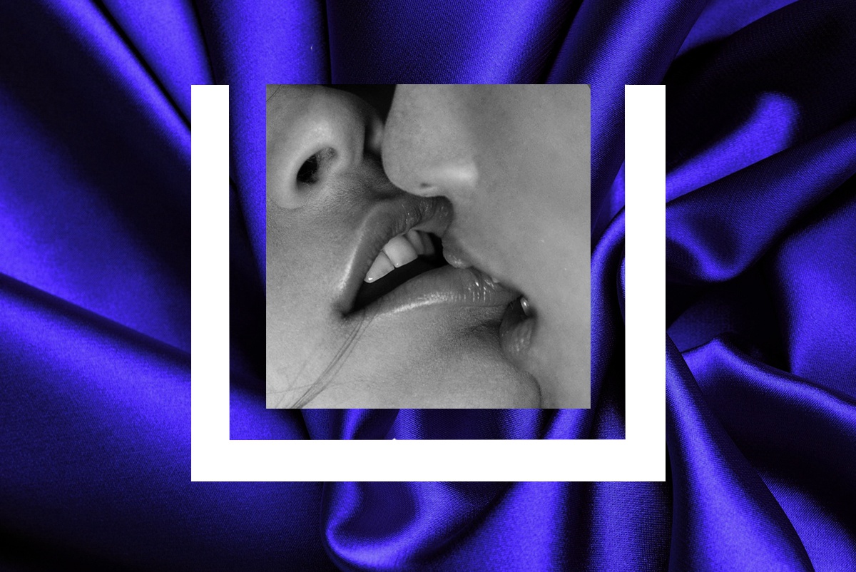 Изображение: Мила Ведрова  / Изображение-коллаж. На фоне синей блестящей ткани — фрагмент черно-белой фотографии целующихся губ. Фото обведено белой полосой снизу и по бокам, словно заключено в незавершенный квадрат.